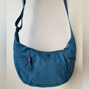 Lululemon Slouchy Sling Bag 6L in teal color